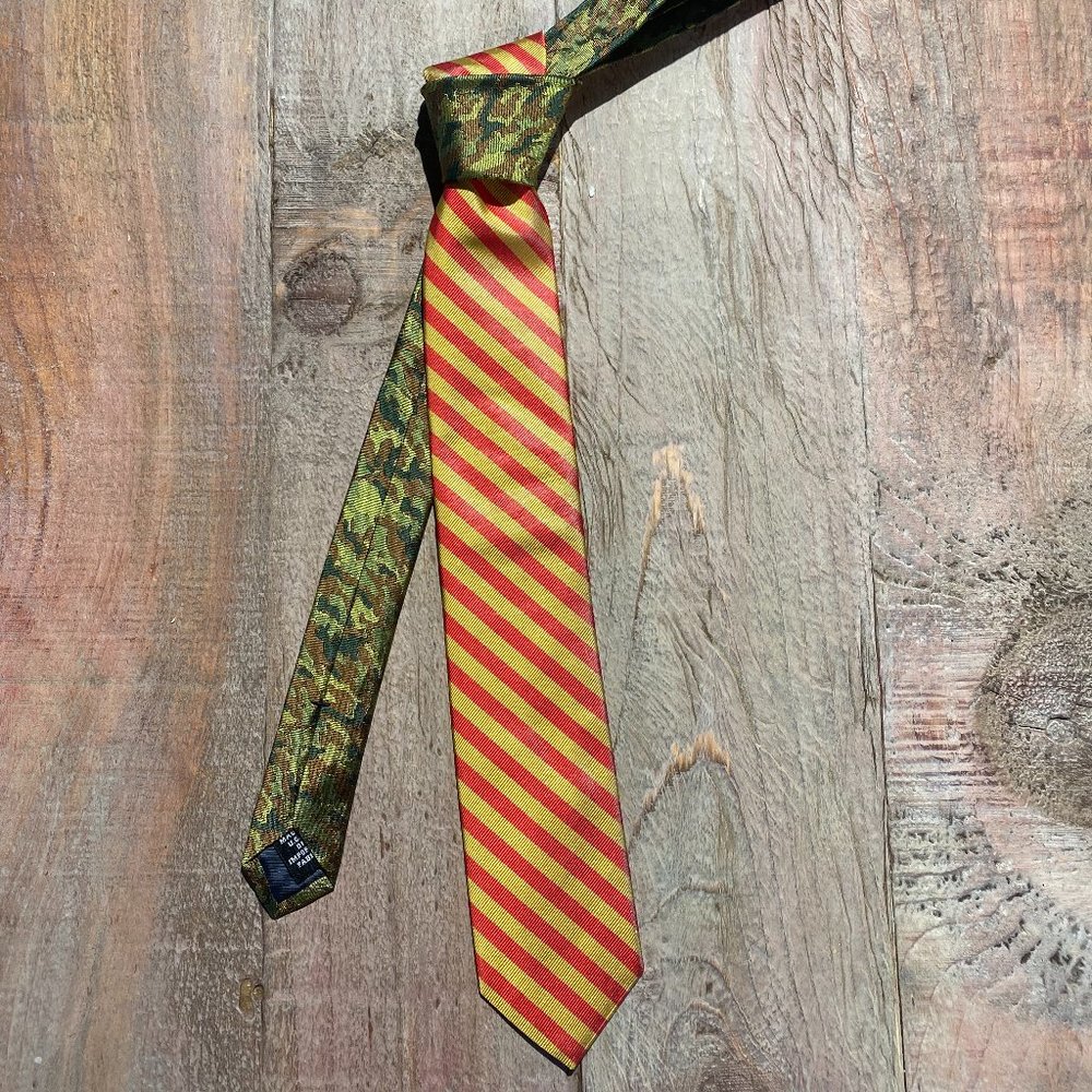 Social Primer Camo and stripe tie